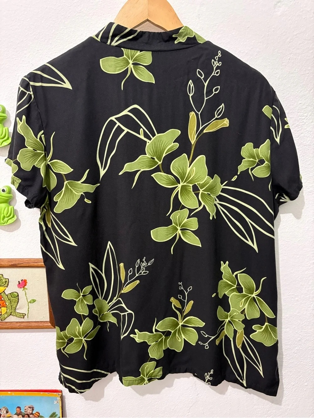 Vintage Hawaiian Black & Green Floral Short-Sleeve Button Down Shirt